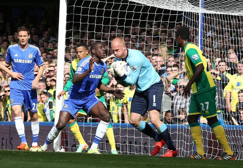 Chelsea's Demba Ba, center left, reacts as Norwich City's goalkeeper John Ruddy collects the ball after a header from Chelsea's John Terry during their English Premier League soccer match at Stamford Bridge stadium in London Sunday May 4, 2014. (AP Photo/Alastair Grant)