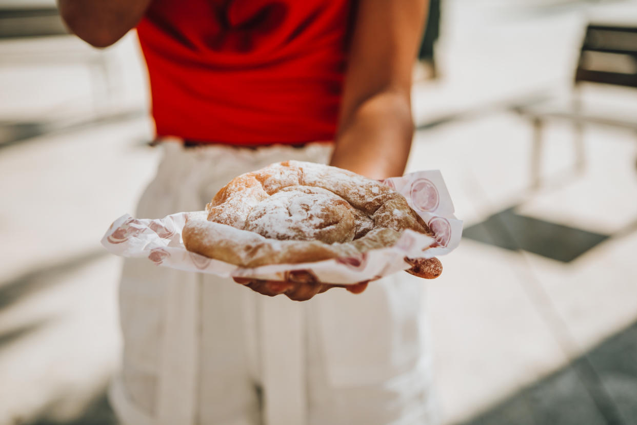 L'ensaïmada est une pâtisserie en forme de spirale à base de farine, de sucre, d'œufs, d'eau et de graisse de porc. 