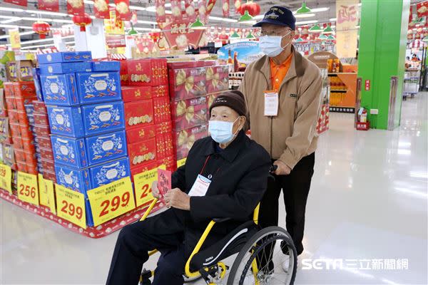 高齡98歲的張爺爺，隨著國民政府軍隊來台後，沒有結婚生子，一個人獨居在台中，5年前楊大哥送暖突破他心防，成了他在台灣唯一的家人。 （圖／弘道台中服務處提供）