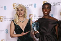 Lady Gaga, a la izquierda, y Lashana Lynch, con su Premio BAFTA a la estrella emergente, posan en la sala de prensa el domingo 13 de marzo de 2022 en Londres. (Foto por Joel C Ryan/Invision/AP)