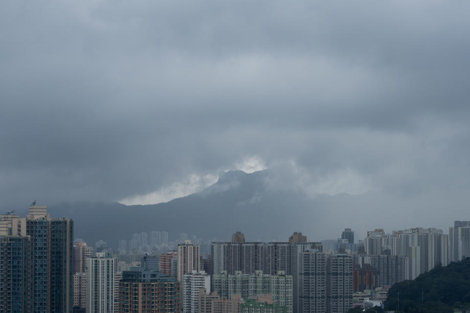 拿住三個城寨單位的賠償金，榮哥一家人當年買入藍田一個頂樓連天台物業，無遮擋看到獅子山、畢架山、飛鵝山，遠眺更是葵涌華景山莊。「夜晚入黑時，看到一片萬家燈火，這個景真的令人說不出話來。」