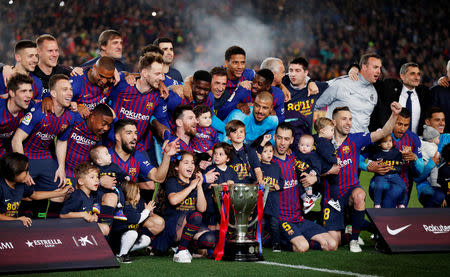 Soccer Football - La Liga Santander - FC Barcelona v Levante - Camp Nou, Barcelona, Spain - April 27, 2019 Barcelona celebrate winning La Liga with the trophy REUTERS/Albert Gea