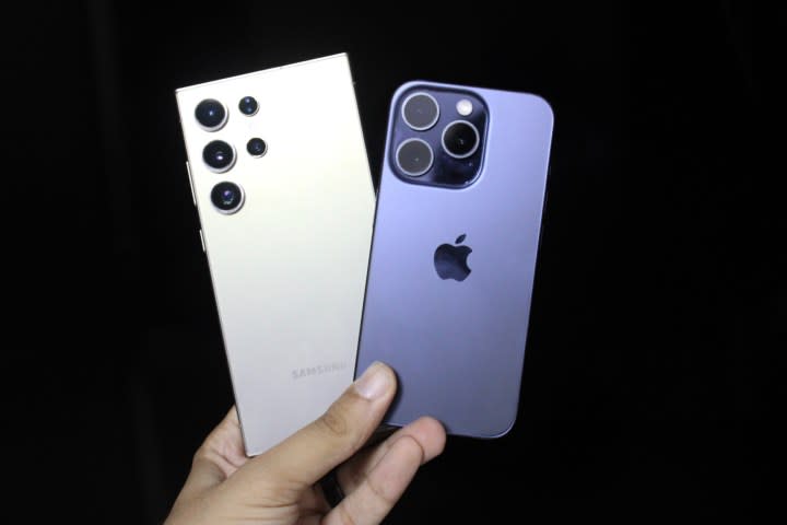 Samsung Galaxy S24 Ultra y iPhone 15 Pro en la mano.