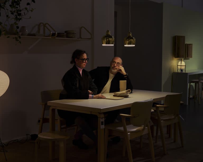 Hertta Kiiski, artista de técnicas mixtas, con su marido, Teemu Kiiski, director ejecutivo de Finnish Design Shop, en el centro de Helsinki, Finlandia, el 19 de febrero de 2023. 