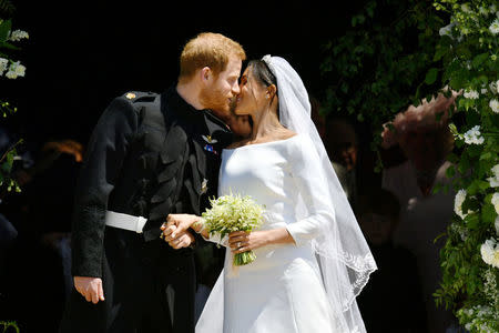 El príncipe Enrique y Meghan Markle se besan a la salida de la capilla de San Jorge en el castillo de Windsor tras su boda, 19 de mayo de 2018. 2018. Ben Birchall/Pool via REUTERS