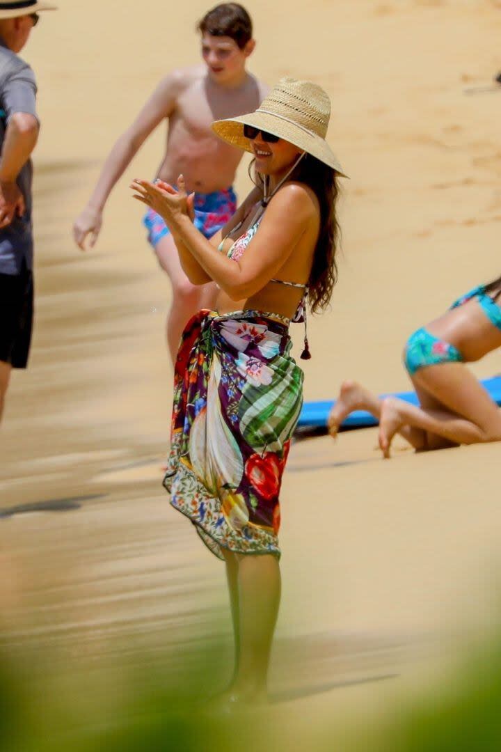 Jessica Alba decidió tomarse unos días de descanso en las cálidas playas de Poipu Beach, un pequeño pueblo ubicado en Hawái. Allí se dejó ver con un bikini estampado en compañía de sus hijas Honor, de 15 años, y Haven, de 12; las tres disfrutaron de una clase de surf