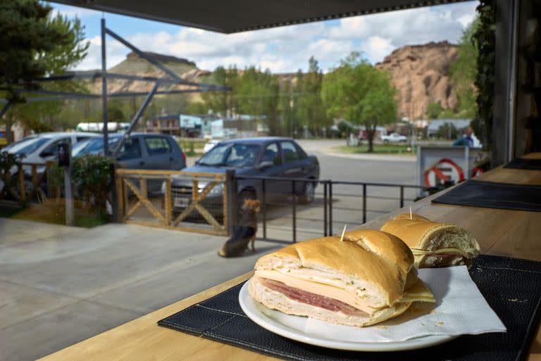 Cada sándwich lleva seis fetas de jamón crudo y cinco de queso, y se untan con manteca pomada