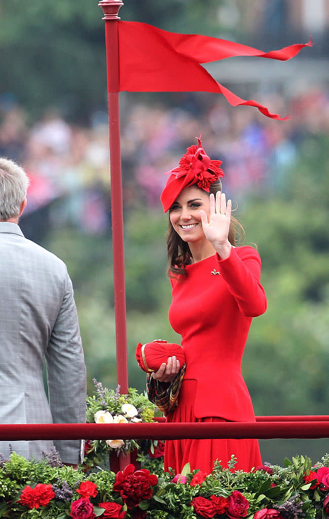 Sac, chapeau, robe : la duchesse de Cambridge a opté pour le all-over rouge ! Une tenue très chic qu’elle portait lors des célébrations du jubilé de diamant d'Elisabeth II, en juin 2012.