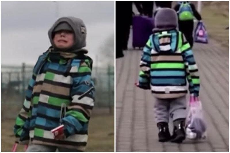 有記者拍到一名4歲烏克蘭男童，一隻手提著玩具、另一隻手拿著巧克力，獨自一人哭著走進波蘭邊境。（翻攝自推特）