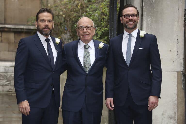 ARCHIVO - De izquierda a derecha, Lachlan Murdoch, Rupert Murdoch y James Murdoch llegan a la iglesia de Santa Novia para la ceremonia de celebración de la boda de Rupert Murdoch y Jerry Hall en Londres, el sábado 5 de marzo de 2016. 