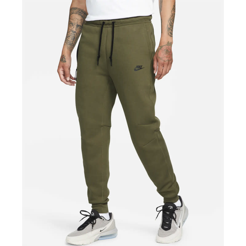 <p>Courtesy of Nike</p><p>These <a href="http://mensjournal.com/style/mens-joggers" rel="nofollow noopener" target="_blank" data-ylk="slk:men’s joggers;elm:context_link;itc:0;sec:content-canvas" class="link ">men’s joggers</a>, available in colors from plain to bold, are ideal for new dads who need to transition from sitting in a rocking chair to running to the store to pick up baby formula. They’re slim and soft, with a fit that never looks sloppy. And while they probably won’t be used for their intended athletic purpose in those first few weeks, they’re also great for when new dads get back into a fitness routine.</p><p>[$125; <a href="https://clicks.trx-hub.com/xid/arena_0b263_mensjournal?q=https%3A%2F%2Fhowl.me%2FckPDExfPTOS&event_type=click&p=https%3A%2F%2Fwww.mensjournal.com%2Fgear%2Fgifts-for-new-dads%3Fpartner%3Dyahoo&author=Cameron%20LeBlanc&item_id=ci02cc9a3980002714&page_type=Article%20Page&partner=yahoo&section=shopping&site_id=cs02b334a3f0002583" rel="nofollow noopener" target="_blank" data-ylk="slk:nike.com;elm:context_link;itc:0;sec:content-canvas" class="link ">nike.com</a>]</p>