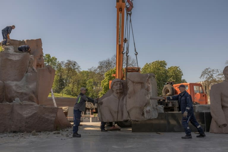 El desmantelamiento de un monumento soviético que conmemora el Tratado de Pereyáslav, que marcó en 1654 la lealtad de Ucrania a Rusia, en Kiev, el 30 de abril de 2024 (Roman Pilipey)