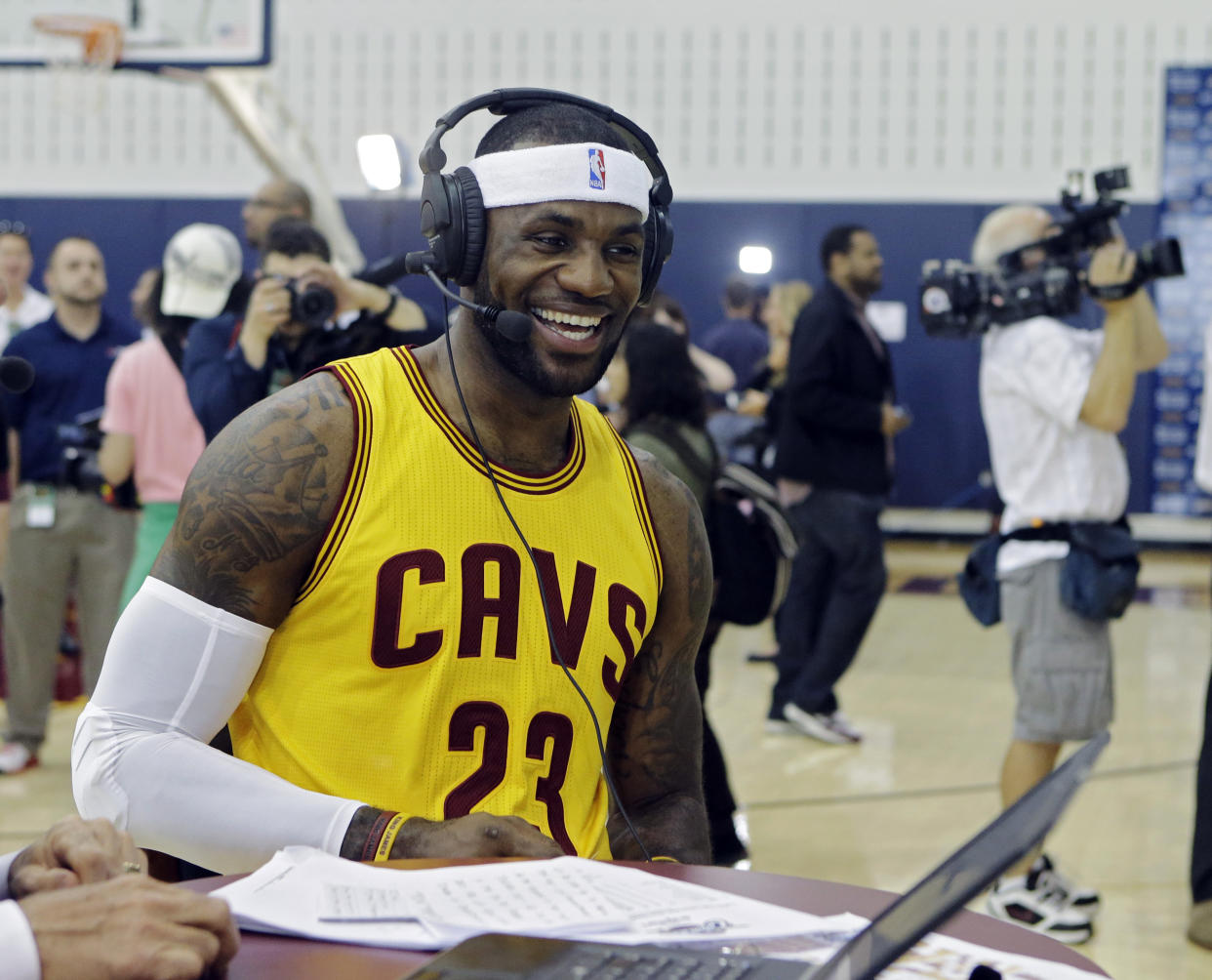 LeBron James sonríe; la NBA van por más millones (AP Photo/Mark Duncan)