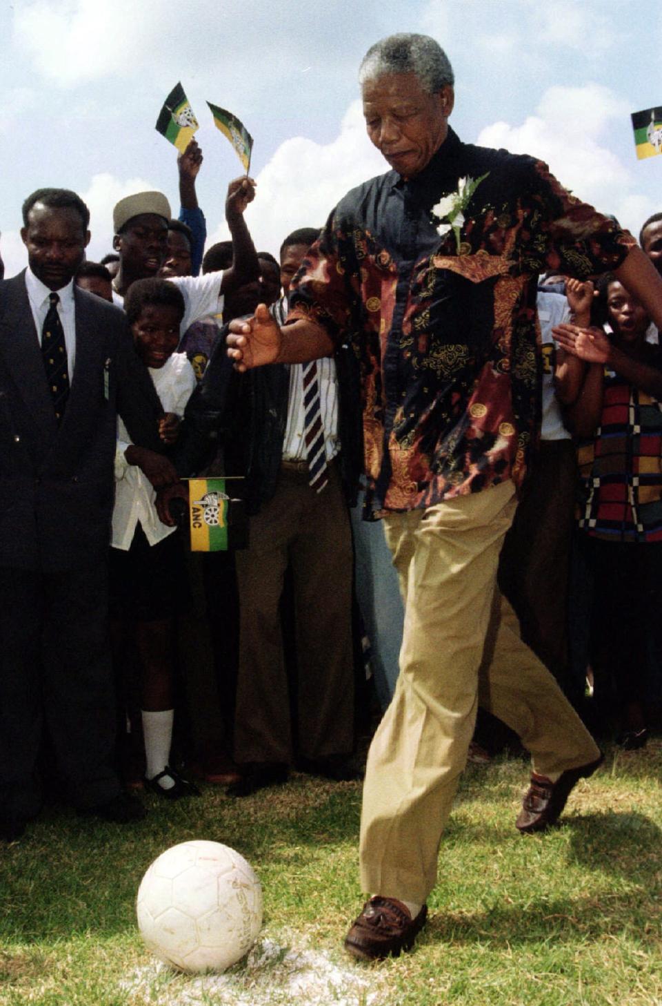 Nelson Mandela demuestra sus habilidades en el fútbol en enero del 1994. REUTERS/Patrick de Noirmont/Files
