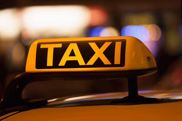 Consigue un viaje de taxi gratis a cambio de cantar todo el camino. Foto: Westend61 / Getty Images.