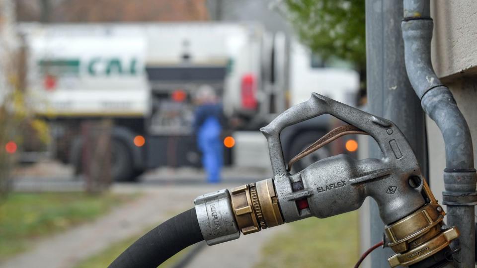 Das Heizen mit Öl verteuerte sich den Verivox-Angaben zufolge auf Jahressicht um gut 56 Prozent.