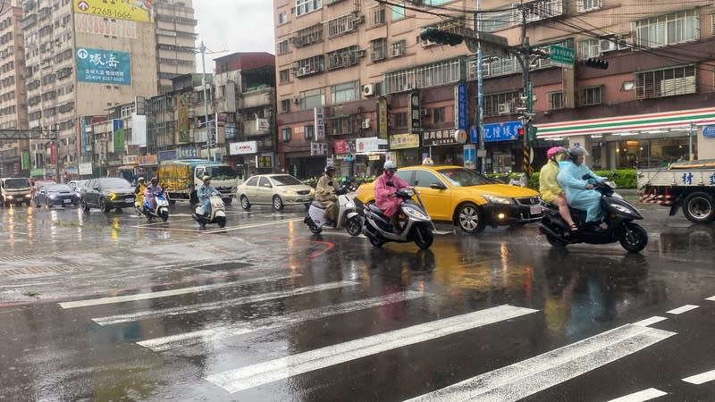 新北土城中午大雨  汽機車駕駛冒雨行進 受鋒面影響，新北市板橋、中和、土城區26日中午一 度下起大雨，部分時段雨勢又急又猛，影響視線，汽 機車駕駛仍冒雨前行。圖為土城區金城路三段雨中車 流狀況。 中央社記者黃旭昇新北市攝  113年4月26日 