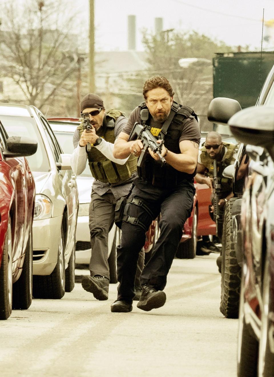 Maurice Compte, Gerard Butler, and Mo McRae in Den of Thieves, 2018.