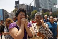 <p>Miles de personas permanecen en la calle hoy, martes 19 de septiembre de 2017, tras un sismo de magnitud 7,1 en la escala abierta de Richter que sacudió hoy fuertemente la capital mexicana y causó escenas de pánico justo cuanto se cumplen 32 años de poderoso terremoto que provocó miles de muertes en Ciudad de México (México). EFE/ Sáshenka Gutiérrez </p>