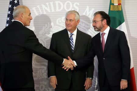 U.S. Secretary of State Rex Tillerson (C) looks at Secretary of Homeland Security John Kelly as he shakes hands with Mexico's Foreign Secretary Luis Videgaray (R) after delivering statements at the Ministry of Foreign Affairs in Mexico City, Mexico February 23, 2017. REUTERS/Carlos Barria