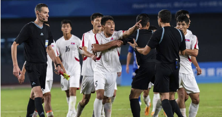 北韓足球隊因不滿裁判判決，出現上前與主裁判爭論並不斷推擠等行為，引起網友熱議。（圖／達志影像／美聯社）