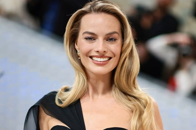 Met Gala 2023: Margot Robbie Pays Homage to Karl Lagerfeld and Cindy  Crawford in Vintage Chanel