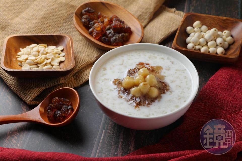 「燉雪蛤桃膠蓮子杏仁茶」用料澎湃，一碗當一餐飽足感很可以。（200元／碗）