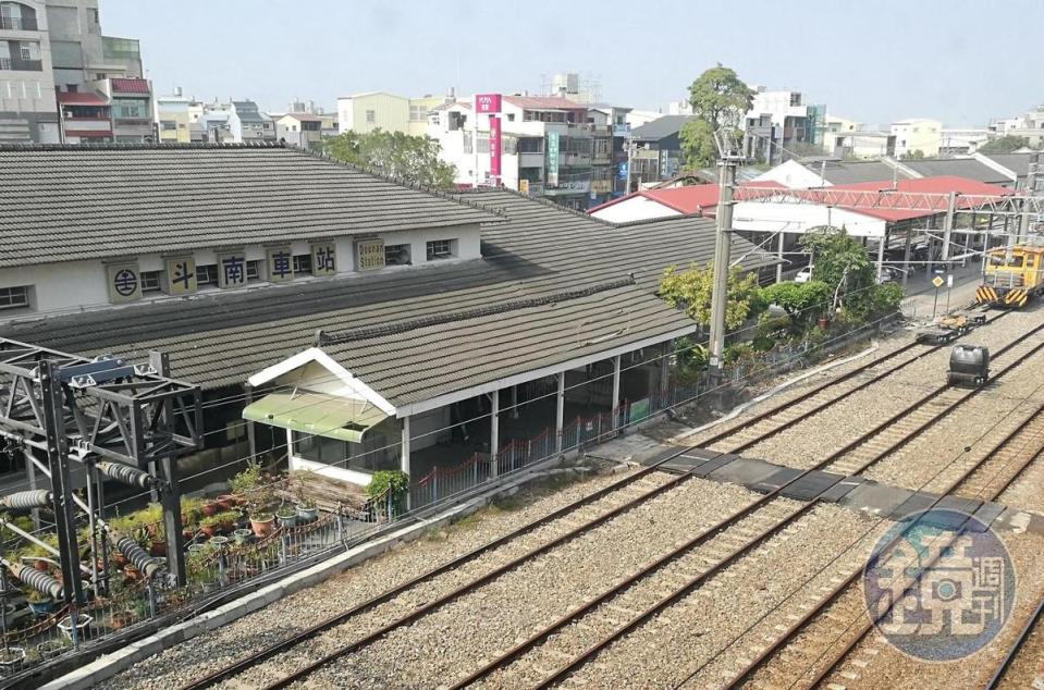 從高架的斗南新站，居高欣賞日式老車站的全貌。