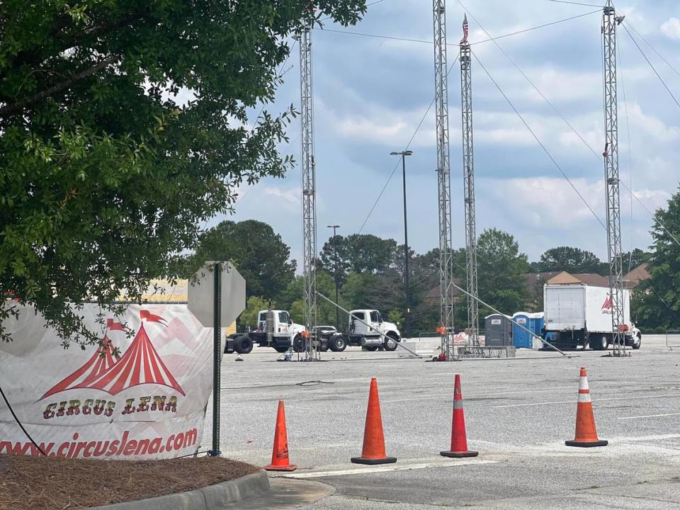 Workers break down structures at Peachtree Mall after Circus Lena canceled its June 2023 performances because of “unforeseen circumstances.” Brittany McGee