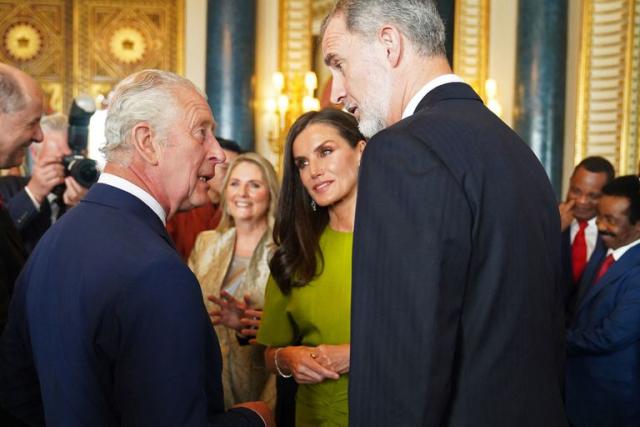 Britain&#39;s King Charles III (2L) speaks with Spain&#39;s King Felipe VI and Spain&#39;s Queen Letizia (C) during a reception for overseas guests attending his coronation, at Buckingham Palace in central London on May 5, 2023. (Photo by Jacob King / POOL / AFP)