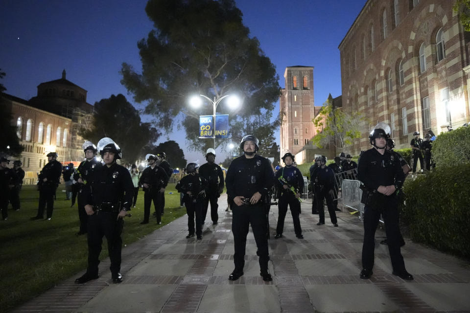 Policías desplegados en el campus de la UCLA cerca de un campamento de manifestantes propalestinos, el miércoles 1 de mayo de 2024 en Los Ángeles. (AP Foto/Ryan Sun)