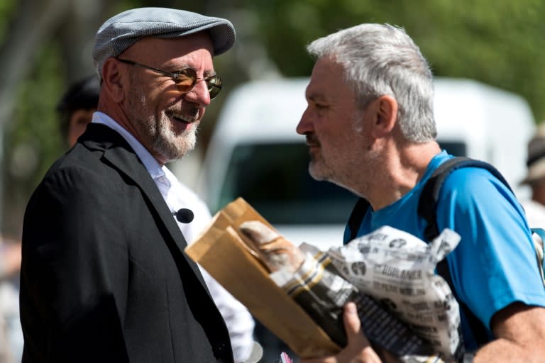 Christophe Bex (G), député sortant et candidat NFP aux législatives, en campagne sur un marché local à Carbonne en Haute-Garonne, le 4 juillet 2024 (Matthieu RONDEL)