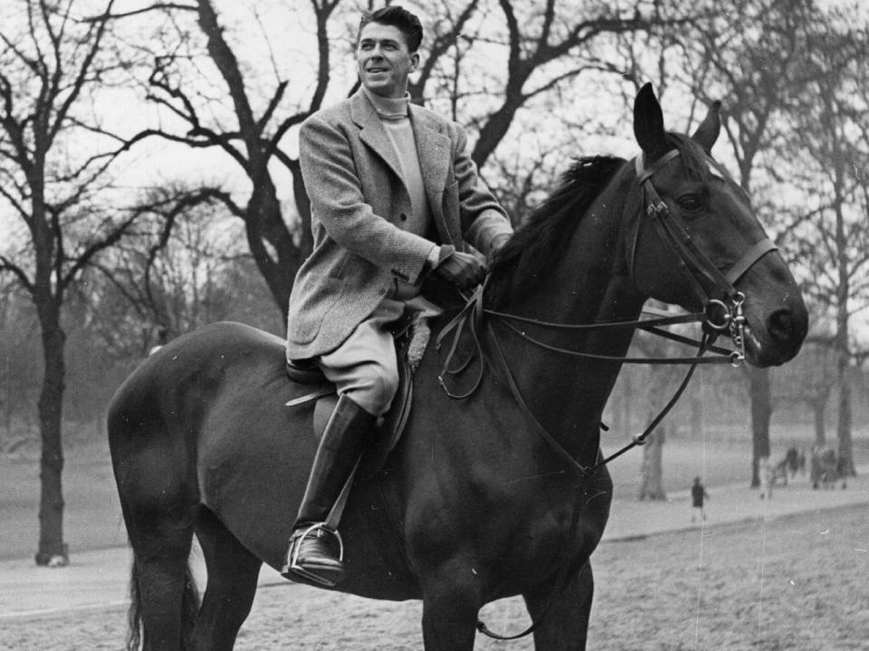 Ronald Reagan lebte auf einer Ranch und war passionierter Reiter. Schon im Jahr 1949 - damals noch als Schauspieler tätig - schwang er sich für Fotografen aufs Ross. Später wurde er der 40. Präsident der Vereinigten Staaten. (Bild: George Konig/Keystone Features/Getty Images)