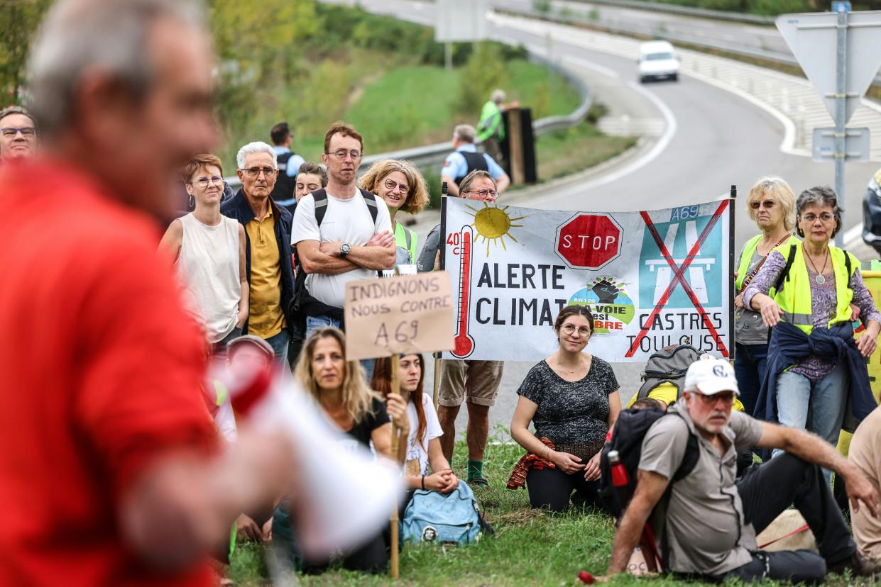 Mobilisation des opposants à l'autoroute A 69 le 23 octobre 2022. (Photo by Charly TRIBALLEAU / AFP)
