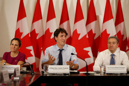 De izquierda a derecha en la imagen: la canciller de Canadá, Chrystia Freeland, el primer ministro Justin Trudeau y el ministro de Comercio François-Philippe Champagne en una reunión en Ciudad de México, oct 12, 2017. REUTERS/Carlos Jasso