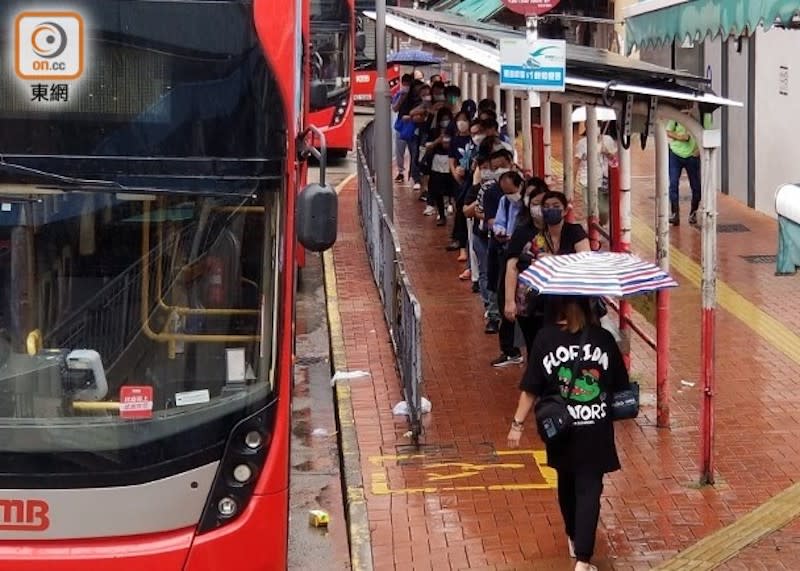 There is a crowd of people at the bus terminal on Jangrang Road.  (Photo by Su Weiming)