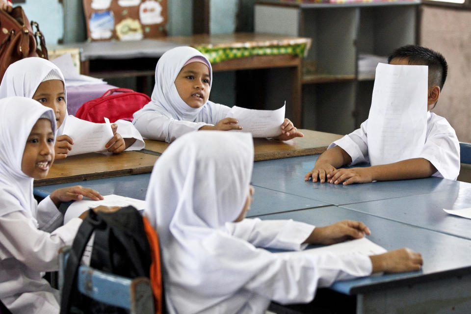 <p>In Kuala Lumpur, Malaysia, bekommen Kinder am ersten Schultag im neuen Jahr eine Aufgabe gestellt. Nicht alle Schüler sind darüber begeistert. (Bild: AP Photo/Sadiq Asyraf) </p>