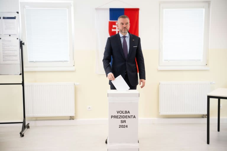 El presidente del Parlamento de Eslovaquia y candidato a la presidencia del país, Peter Pellegrini, vota en la segunda ronda electoral el 6 de abril de 2024 en Rovinka (Vladimir Simicek)