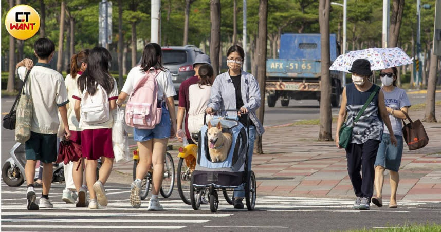 今、明（23日、24日）兩天臺灣各地及澎湖為多雲到晴，午後有局部短暫雷陣雨，各地山區有局部大雨發生的機率。（示意圖／宋岱融攝）