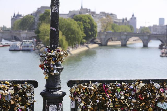 Aesthetics-minded Americans decry Paris love locks