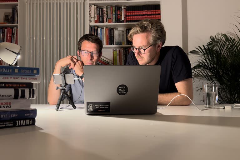 Los periodistas alemanes Bastian Obermayer y Frederik Obermaier durante la entrevista a John Doe, la fuente que filtró los Panama Papers