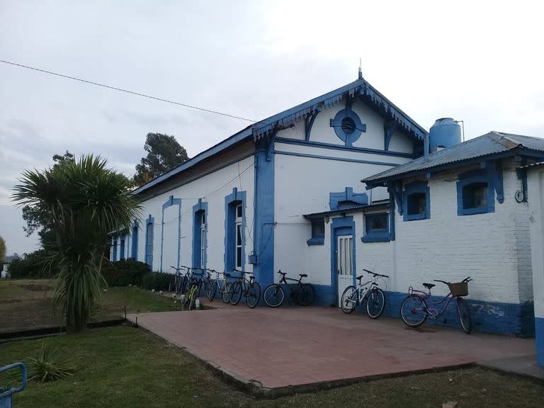 Con las bicicletas de los alumnos de fondo, en la Escuela de la Familia Agraria “Colonia El Pincen”, en Salazar, en el distrito Daireaux, a 450 kilómetros de la Ciudad de Buenos Aires