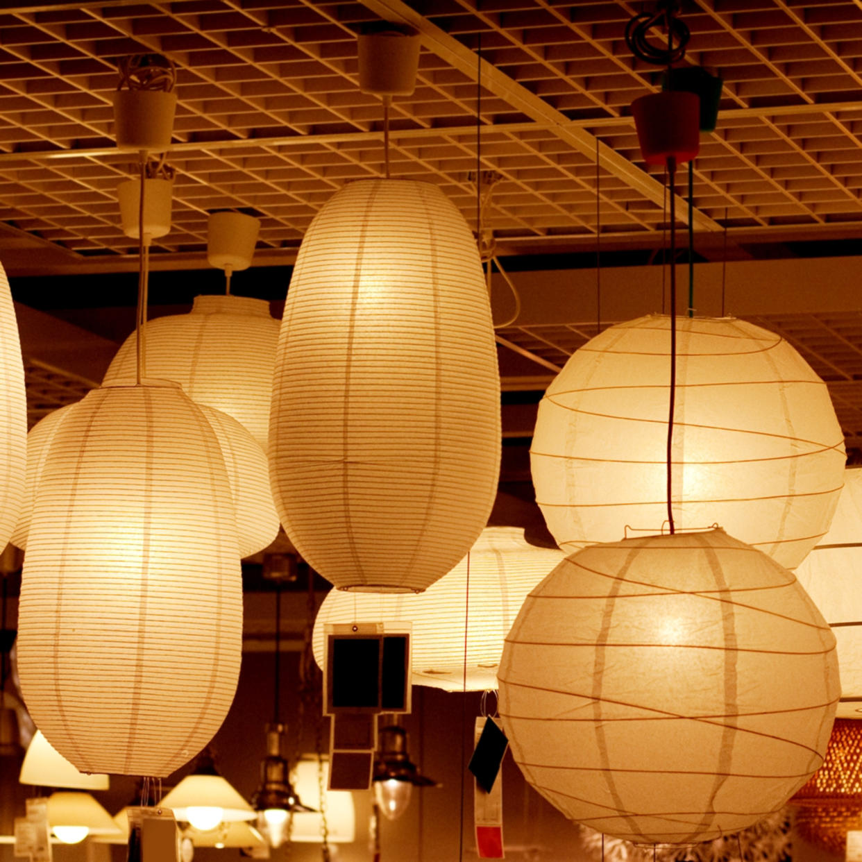  Assortment of paper lamps hanging from the ceiling. 