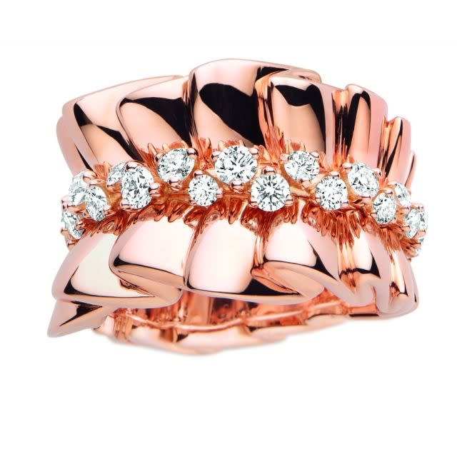 The "Bar en Corolle" ring from the "Archi Dior" collection by Dior Joaillerie