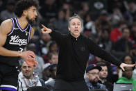 Washington Wizards head coach Brian Keefe, right, point out Sacramento Kings guard Chris Duarte is wide open during the second half of an NBA basketball game, Thursday, March 21, 2024, in Washington. (AP Photo/John McDonnell)