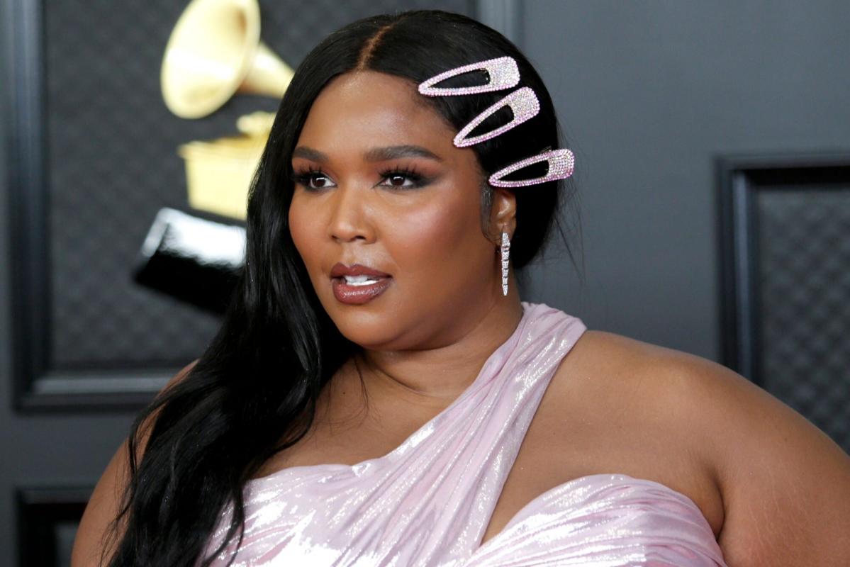 Lizzo twerks in TikTok-famous 'butt-lifting' leggings