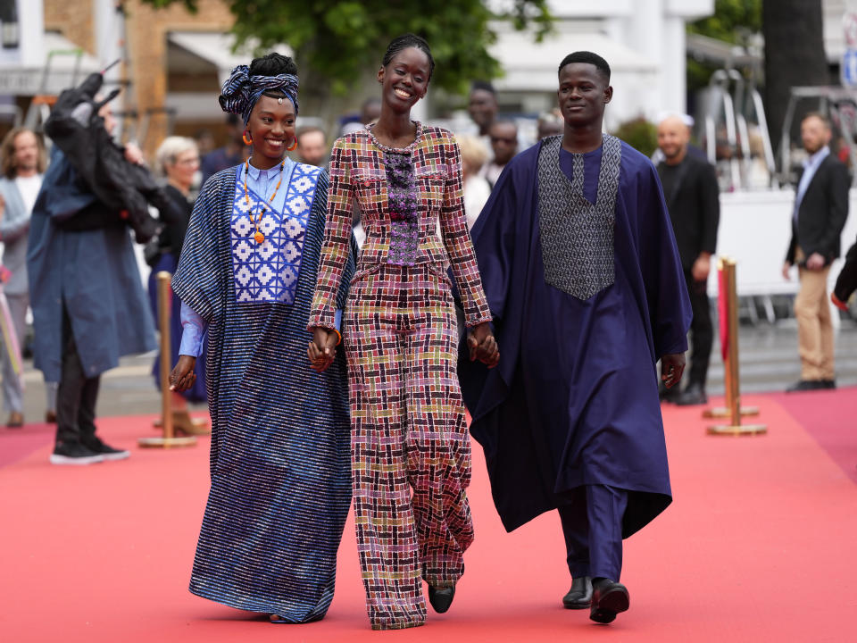 Khady Mane, de izquierda a derecha, la directora Ramata-Toulaye Sy y Mamadou Diallo posan al llegar al estreno de la película 'Banel e Adama' en la 76a edición del festival internacional de cine de Cannes, en el sur de Francia, el sábado 20 de mayo de 2023. (Foto Scott Garfitt/Invision/AP)