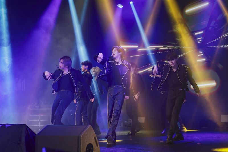 韓國男團「EPEX」載歌載舞，氣氛超嗨。（圖／ON INN ASIA提供）