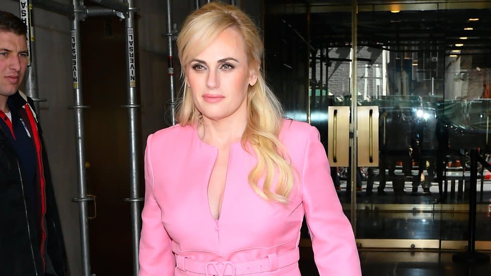 La actriz Rebel Wilson reveló este viernes que tiene una relación con la modista Ramona Agruma.