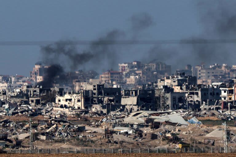 Una fotografía tomada desde el sur de Israel, en la frontera con la Franja de Gaza, muestra humo ondeando sobre el territorio palestino durante el bombardeo israelí el 25 de enero de 2024, en medio de las batallas en curso entre Israel y el grupo militante Hamas